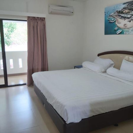 Hotel Larensia Labuan Bajo Zimmer foto