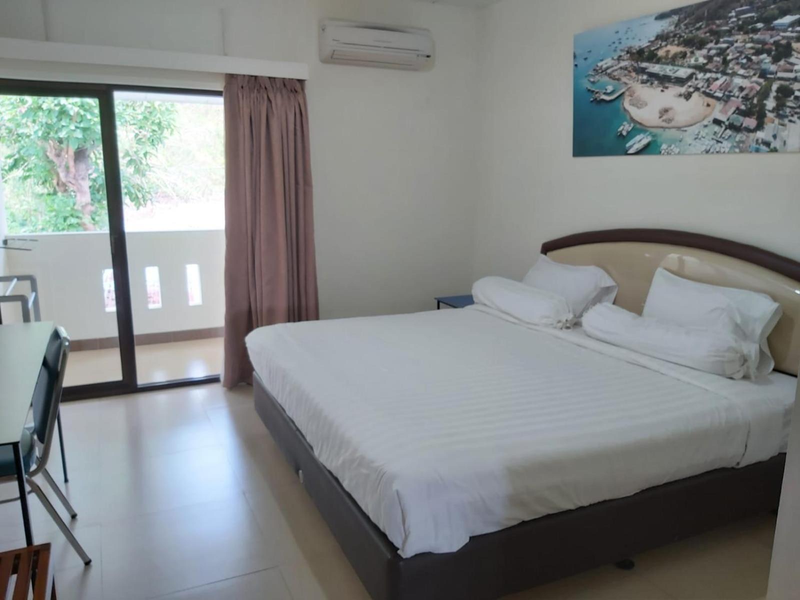 Hotel Larensia Labuan Bajo Zimmer foto